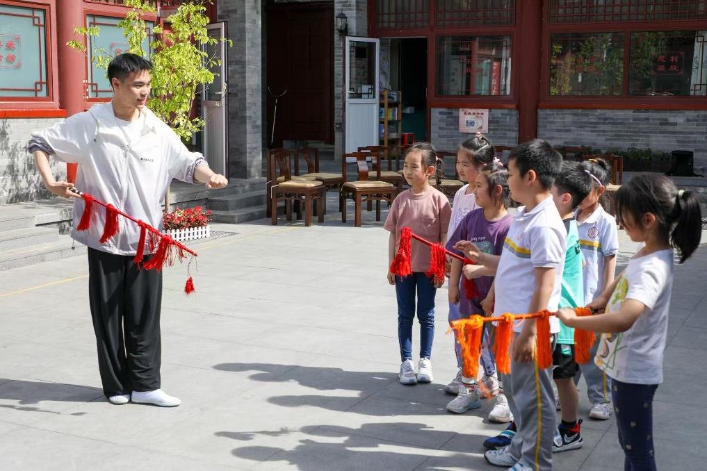 2024年5月，中国戏曲学院本科生走进北京西城区的北京师范大学京师附小给小朋友们进行戏曲知识科普（受访者供图）