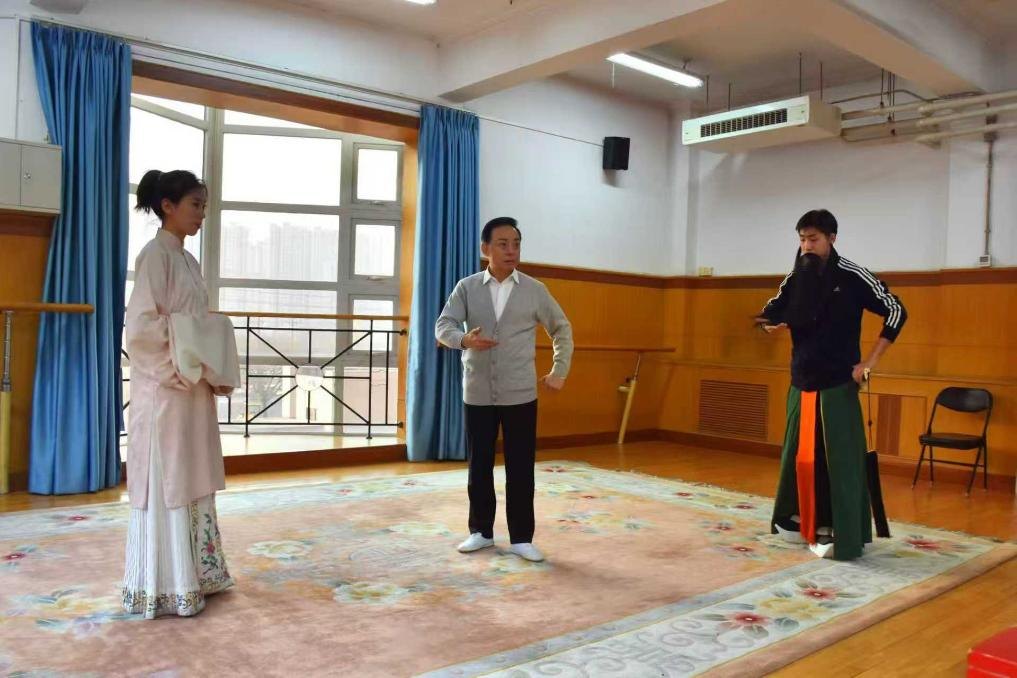 2024年1月，中国戏曲学院京昆系主任于魁智（左二）在为本科生授课（受访者供图）
