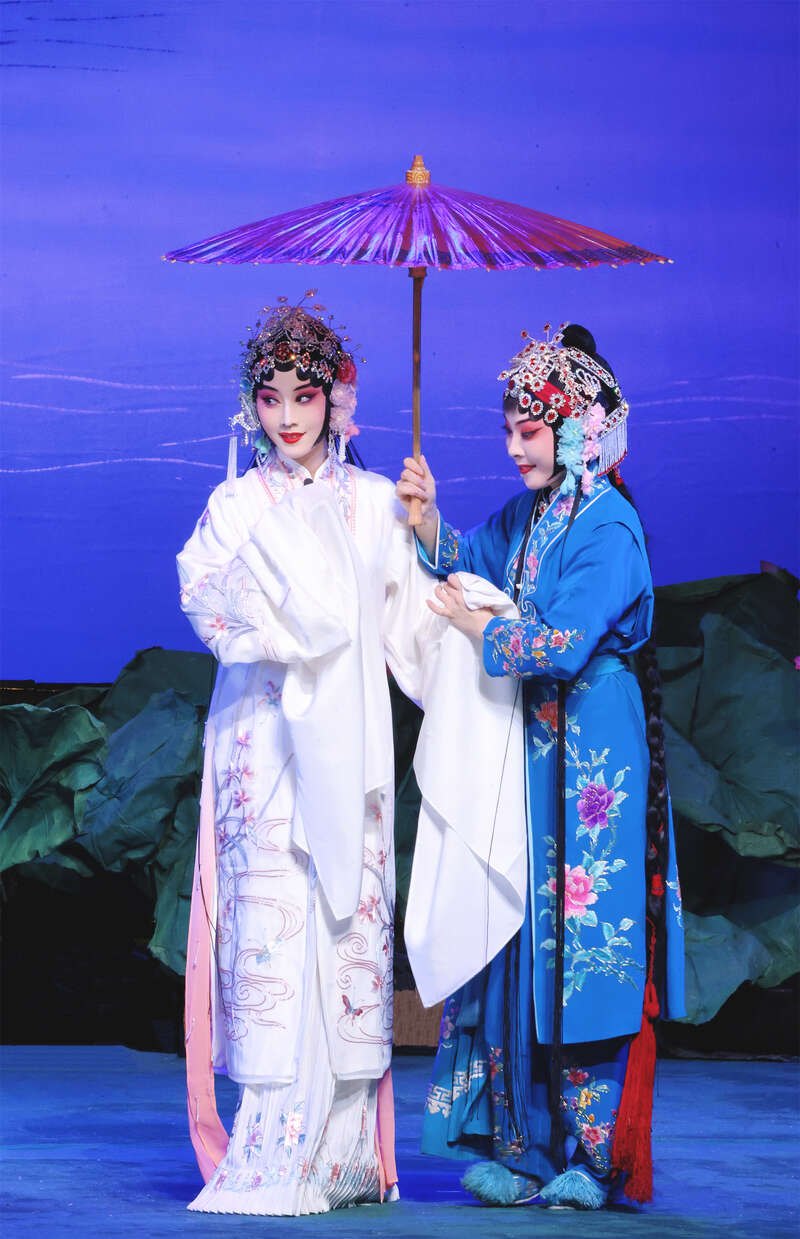 全本《白娘子》复排首演剧照：二人同台，一人撑伞