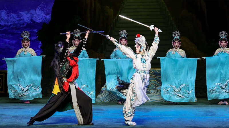 全本《白娘子》复排首演剧照：开打交锋，后场龙套持水旗列阵