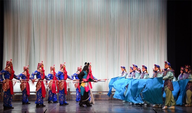 京剧《白蛇传》剧照:水斗一场水旗翻飞(人民网记者殷淼摄)
