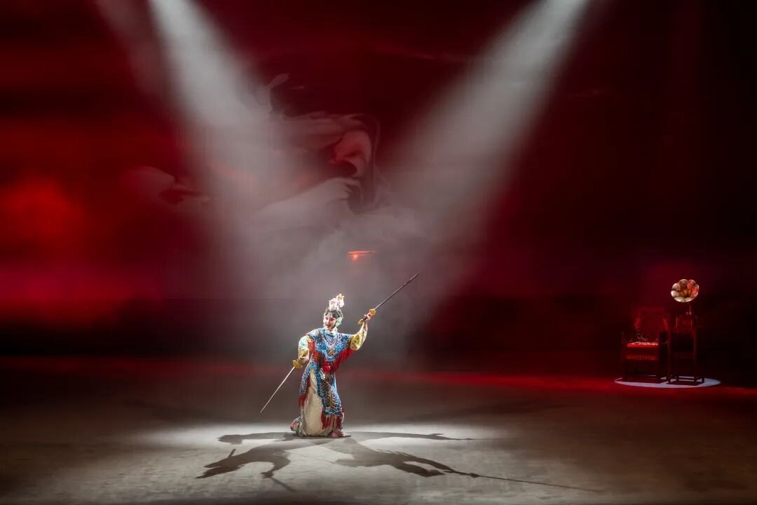 京剧《致·美》演出剧照：定点光与交叉光柱下的扎靠武将亮相（右后置留声机道具）