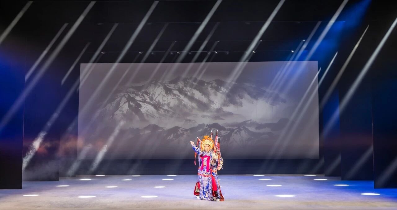 京剧《致·美》演出剧照：顶部光束与地面矩阵光斑，天幕投水墨山水