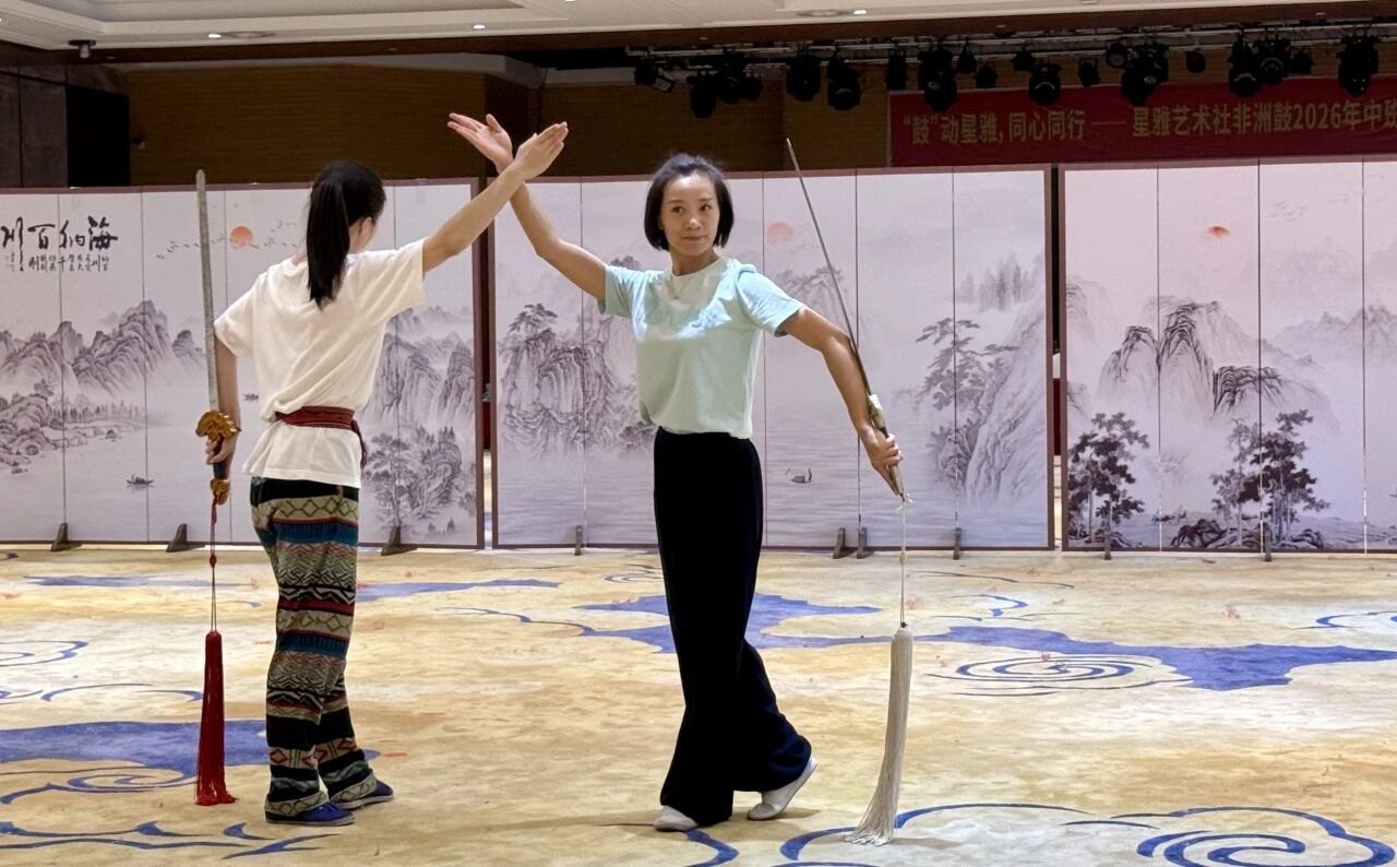 国家京剧院“京剧武旦人才培养班”集训现场:学员互相搭戏,排演《八仙过海》“对剑”片段