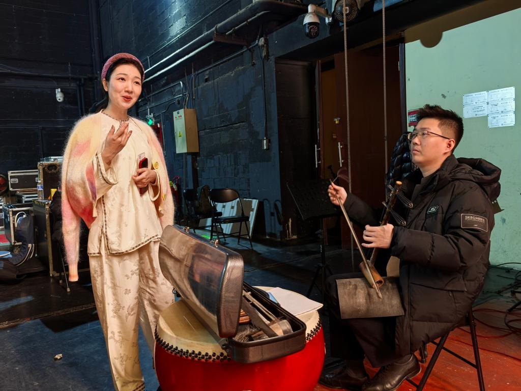 京剧后台：演员吕耀瑶与琴师冯震宇做演出前的磨合（新华社记者杨湛菲摄）
