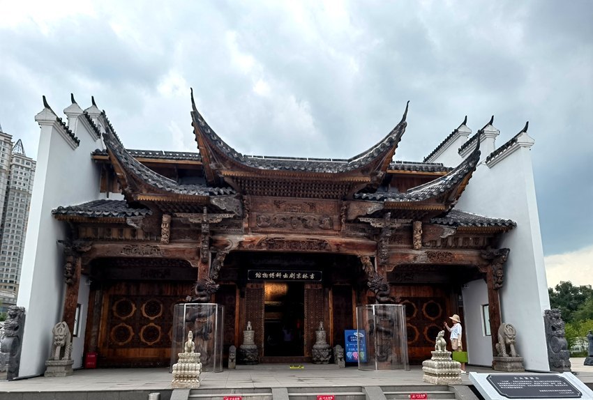 吉林京剧出科博物馆外景：徽派白墙黛瓦木雕门楼（人民网记者马俊华摄）
