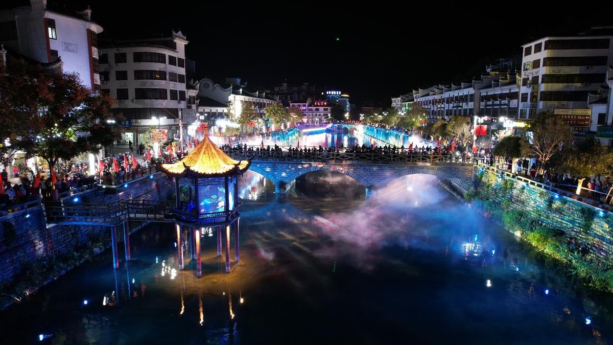 罗田县九资河镇鸠兹古邑文旅休闲街区夜景（九资河镇为京剧「三余」故里）