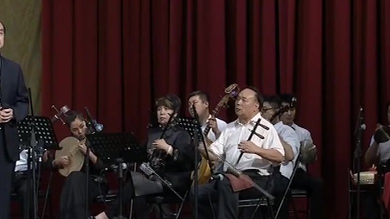 京剧《淮河营》选段演出场面（立者为演唱者，右侧为伴奏乐队）