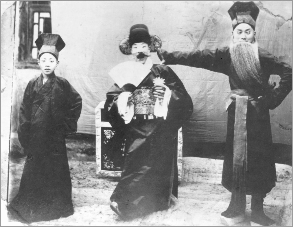 叶春善、萧长华与武喜永演出剧照（从右至左），为叶春善唯一一张存世剧照