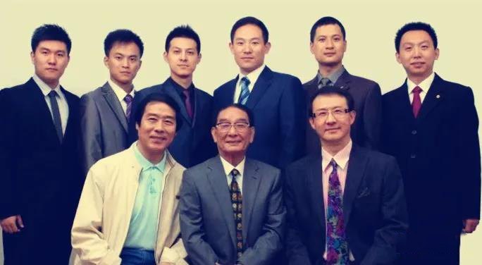 （前排左起）刘勉宗、周云亮、言兴朋（后排左起）刘弘扬、陈圣杰、杨洋、严阵、刘少军、张斌