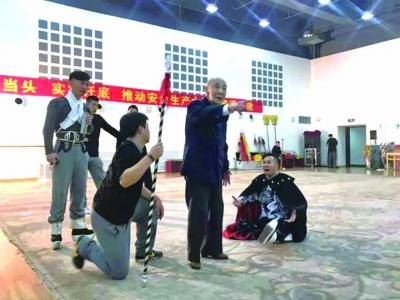 周仲博指导年轻演员，复排传统唐派京剧《二子乘舟》