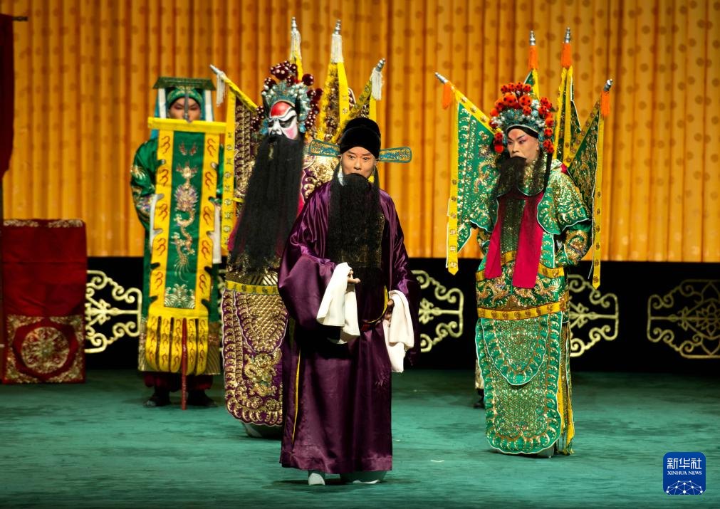 2025年9月，演员在石家庄人民会堂纪念活动现场表演京剧《龙凤呈祥》