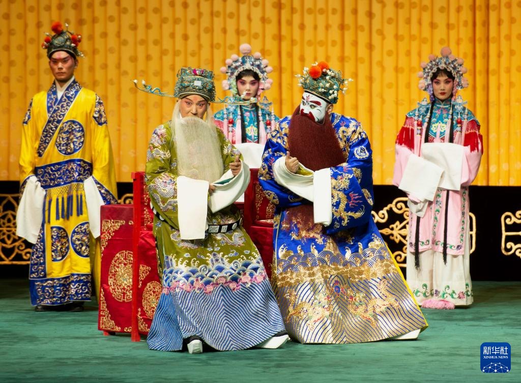 2025年9月，演员在石家庄人民会堂纪念活动现场表演京剧《龙凤呈祥》