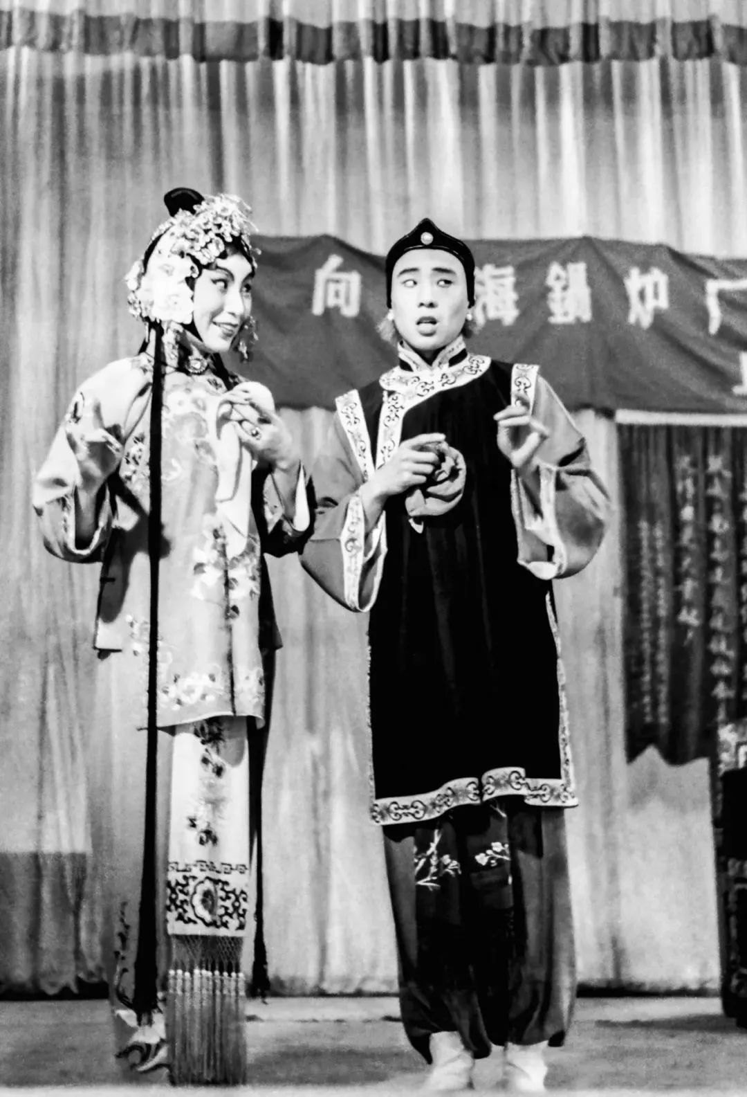 《铁弓缘·茶馆》童芷苓饰陈秀英，孙正阳饰陈母