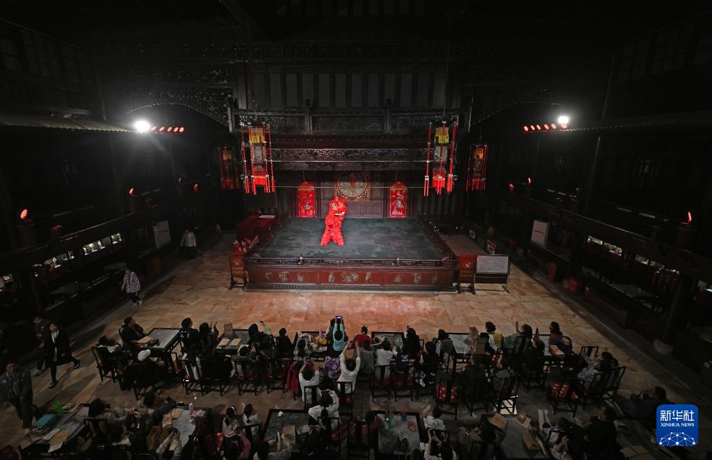 天津广东会馆（今天津戏剧博物馆）戏楼内景：方形舞台、围坐观众与两侧二层回廊（新华社记者赵子硕摄）