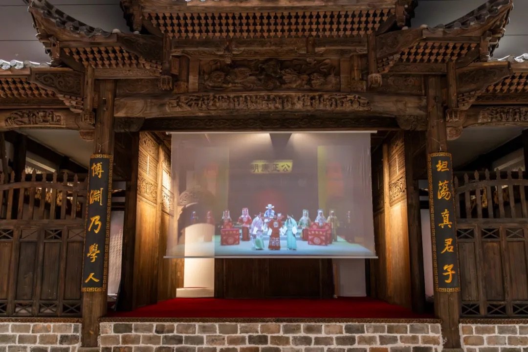 中国非物质文化遗产馆“气象万千——中国非遗保护实践主题展”传统表演艺术单元：原貌呈现的徽州古戏楼（京剧、黄梅戏、昆曲等16个传统表演艺术项目在此轮番展演）