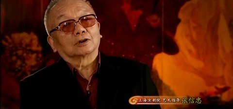 同一访谈另一瞬间（屏上人名条同前）