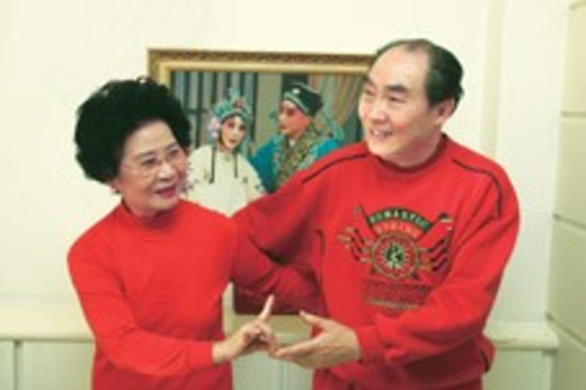 张春孝、刘秀荣夫妇（2007年1月摄于家中，身后为二人2003年出演《孔雀东南飞》的剧照）