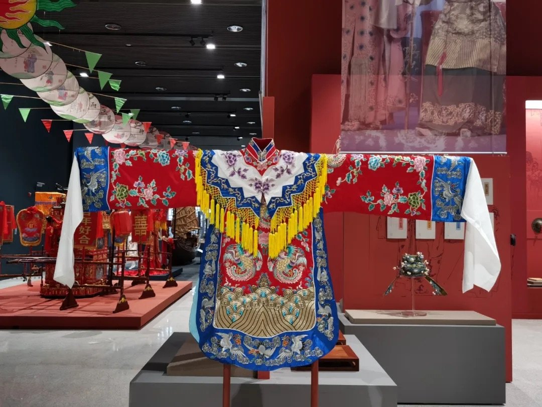 中国非物质文化遗产馆《气象万千》展展陈的“京剧青衣”戏装（馆方展陈照，器物类间接件，非时小福遗物／本人影像）