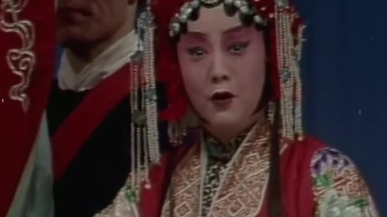 京剧《锁麟囊》（1980年资料，表演：李世济，手持白帕）