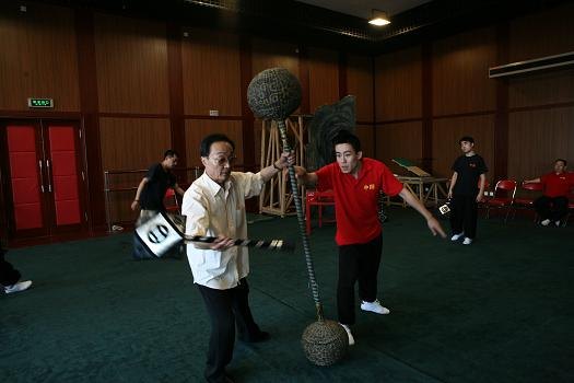 《大闹天宫》排练现场，李光为青年演员说戏