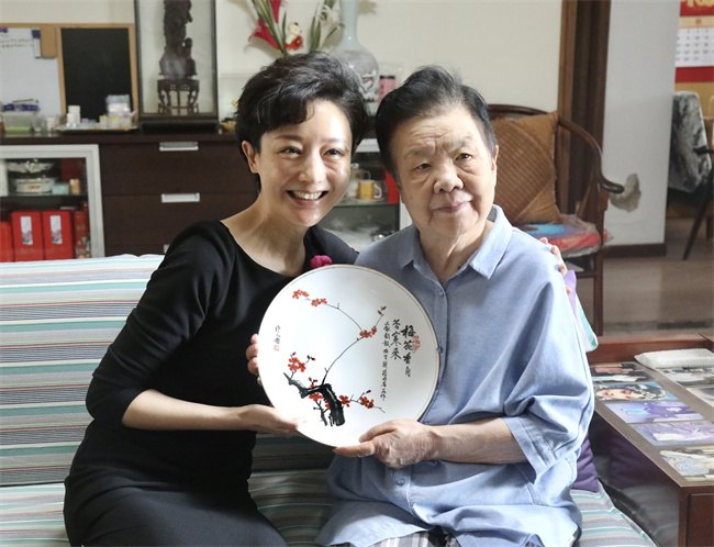 郭玮获第31届中国戏剧梅花奖后向恩师李文敏报喜
