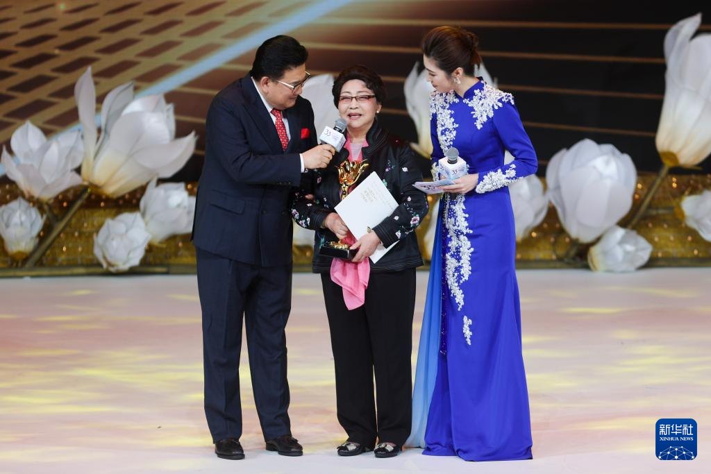 第33届上海白玉兰戏剧表演艺术奖颁奖晚会：京剧表演艺术家李炳淑（中）获得“特殊贡献奖”（新华社记者王翔摄）