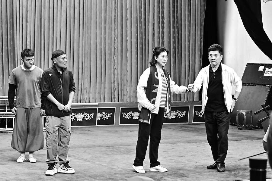 新编现代京剧《野火春风斗古城》排练：张慧芳（左）饰金环、银环，杜镇杰（右）饰关敬陶（新华网）