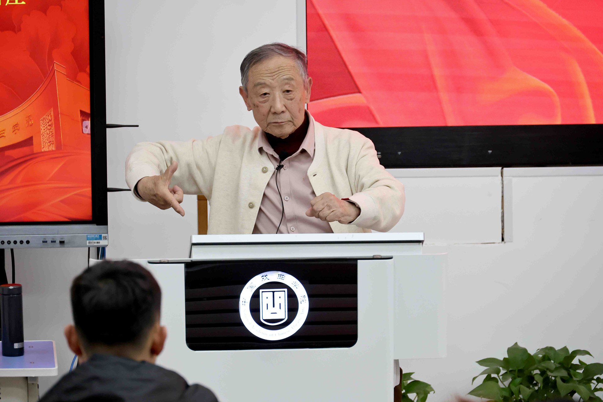杨少春在讲座中结合戏曲程式技巧逐项讲解（中国戏曲学院第七届“青研班”，2024年4月9日）