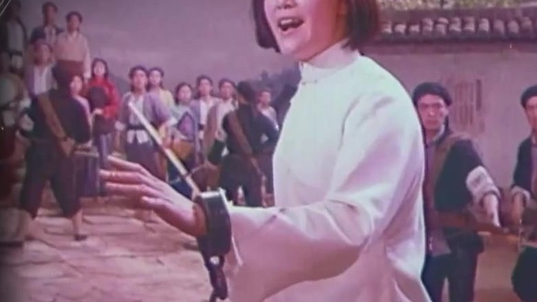现代京剧《杜鹃山》中柯湘与群众的舞台场面（杨春霞饰柯湘）