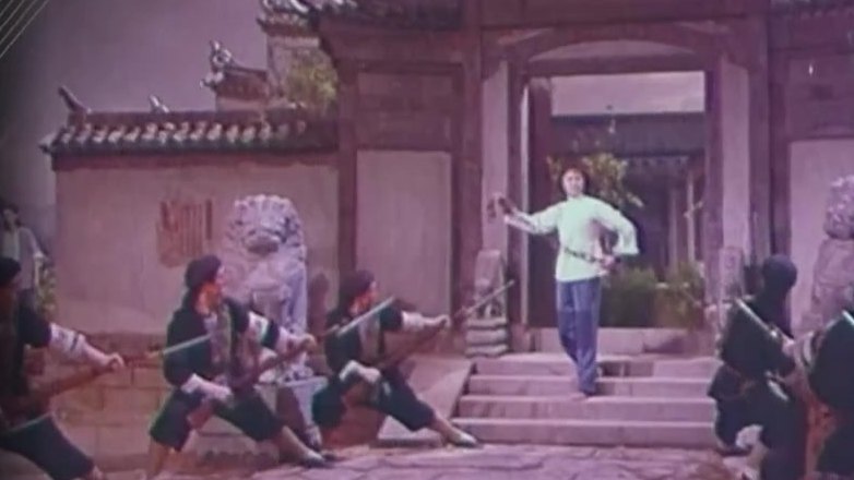 现代京剧《杜鹃山》柯湘立于庭院台阶的舞台场面（杨春霞饰柯湘）