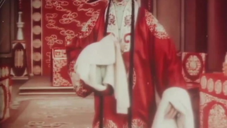 京剧《杨门女将》（1960年彩色舞台艺术片，杨秋玲饰穆桂英，寿堂近景）