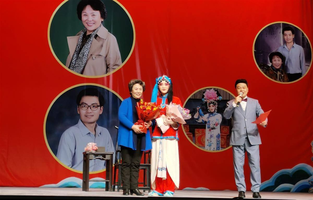 名家杨至芳收徒专场惠民演出（2024年3月9日，武汉京韵大舞台）献花环节