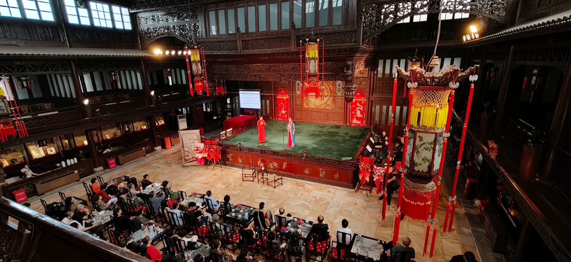 天津广东会馆（天津戏剧博物馆）古戏楼内景——汪笑侬1894年在天津投身戏曲界、辛亥革命后任天津正乐育化会副会长（场所类间接件，非汪笑侬本人影像）