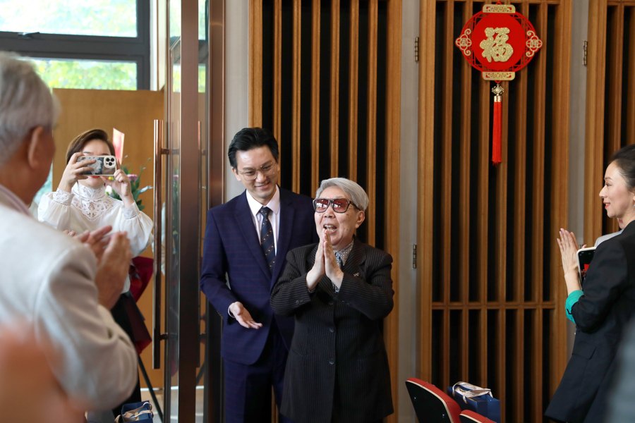 王梦云一进门，全场响起热烈掌声