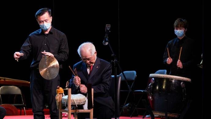 京剧鼓师王玉璞（中）司鼓：双手持鼓签击板鼓，两侧为小锣、大鼓演奏员