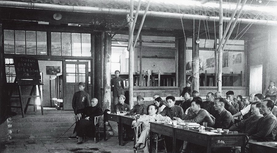 1950年，戏曲改进局戏曲实验学校，王瑶卿（前排中）、梅兰芳（右二）等在首届招生考试现场