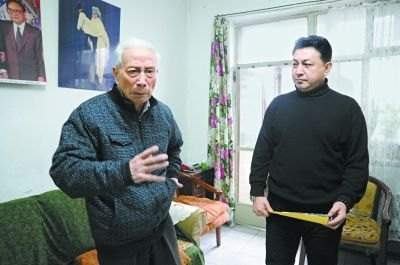 王金璐（左）在家中为学生说戏