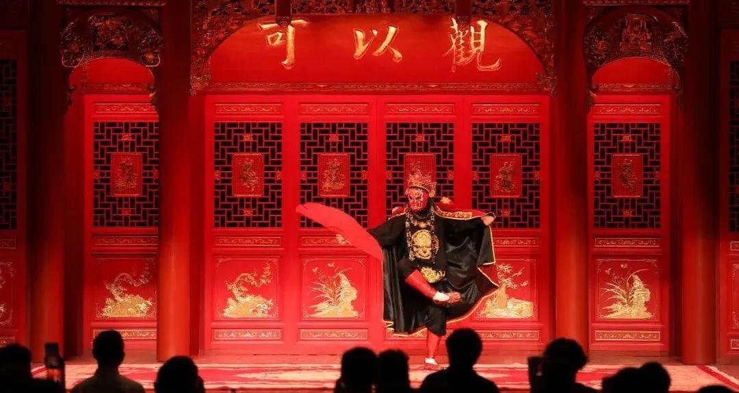 中国非物质文化遗产馆多功能厅传统戏台（台口匾“可以观”）上的戏曲演出