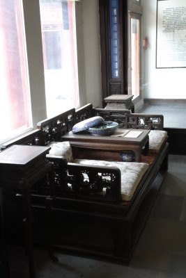 故宫博物院「戏曲馆」阅是楼「慈禧皇太后看戏景观（东次间前沿炕）」复原陈设（清宫观戏场所，非田桂凤本人影像）