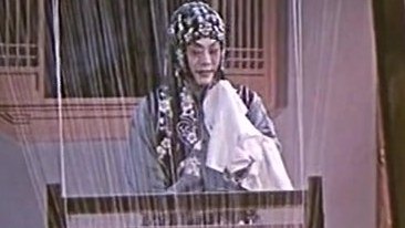 京剧电影《荒山泪》（1956年录制）中程砚秋饰张慧珠：织机前“夜织”一场