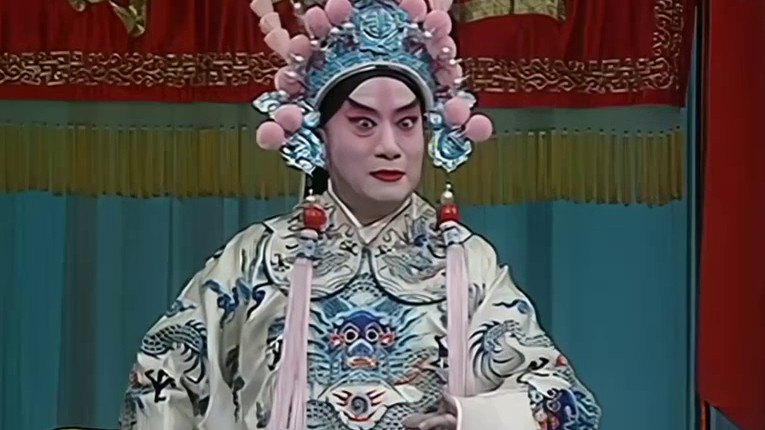央视《中国京剧音配像精粹》京剧《群英会》（修复版）录像抽帧——配像叶少兰饰周瑜（小生扮相；录音叶盛兰；画面表演者为配像演员叶少兰，非程继先本人）