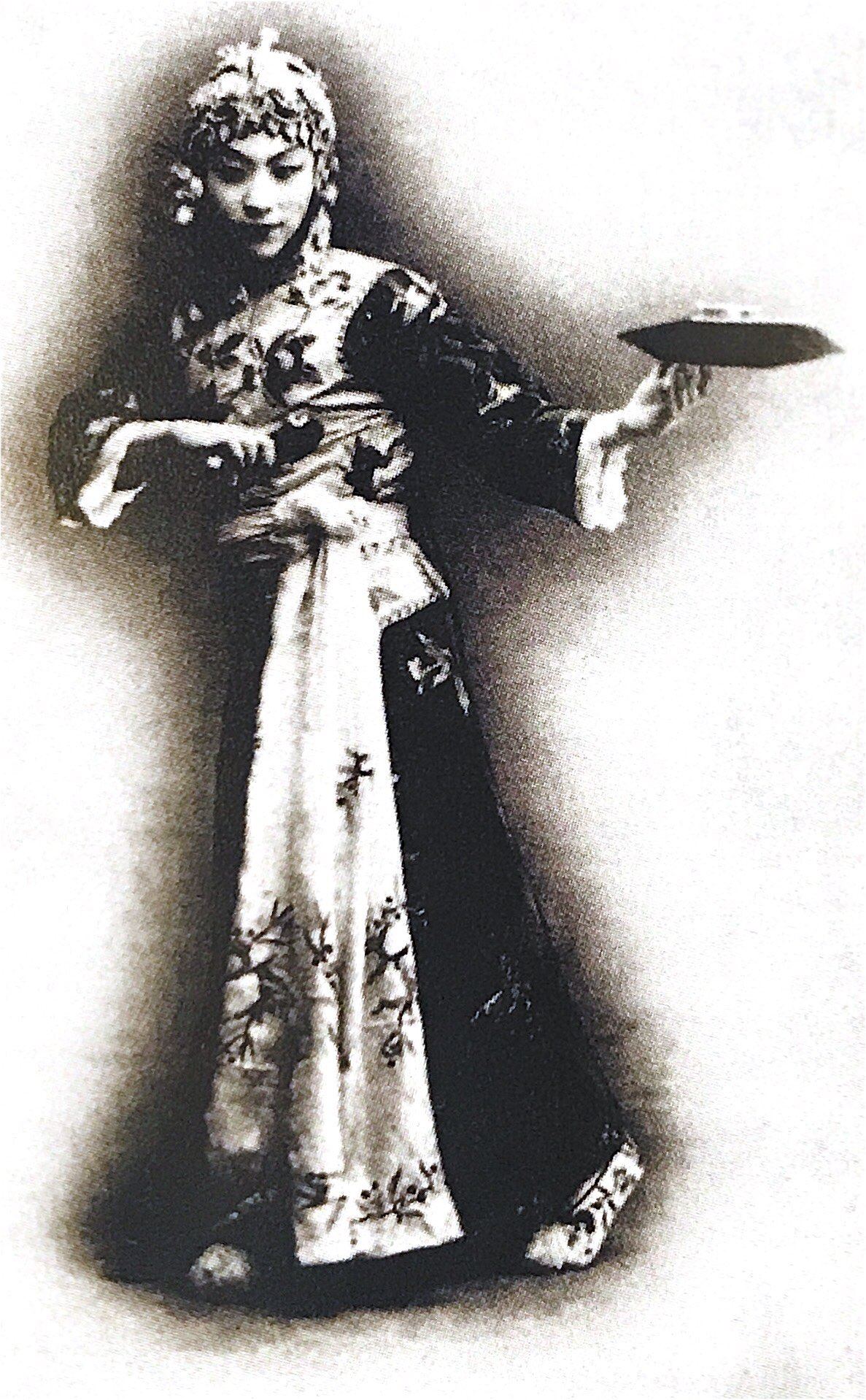 荀令香《虹霓关》饰丫环（中国戏曲学院戏曲教育数字博物馆藏剧照）