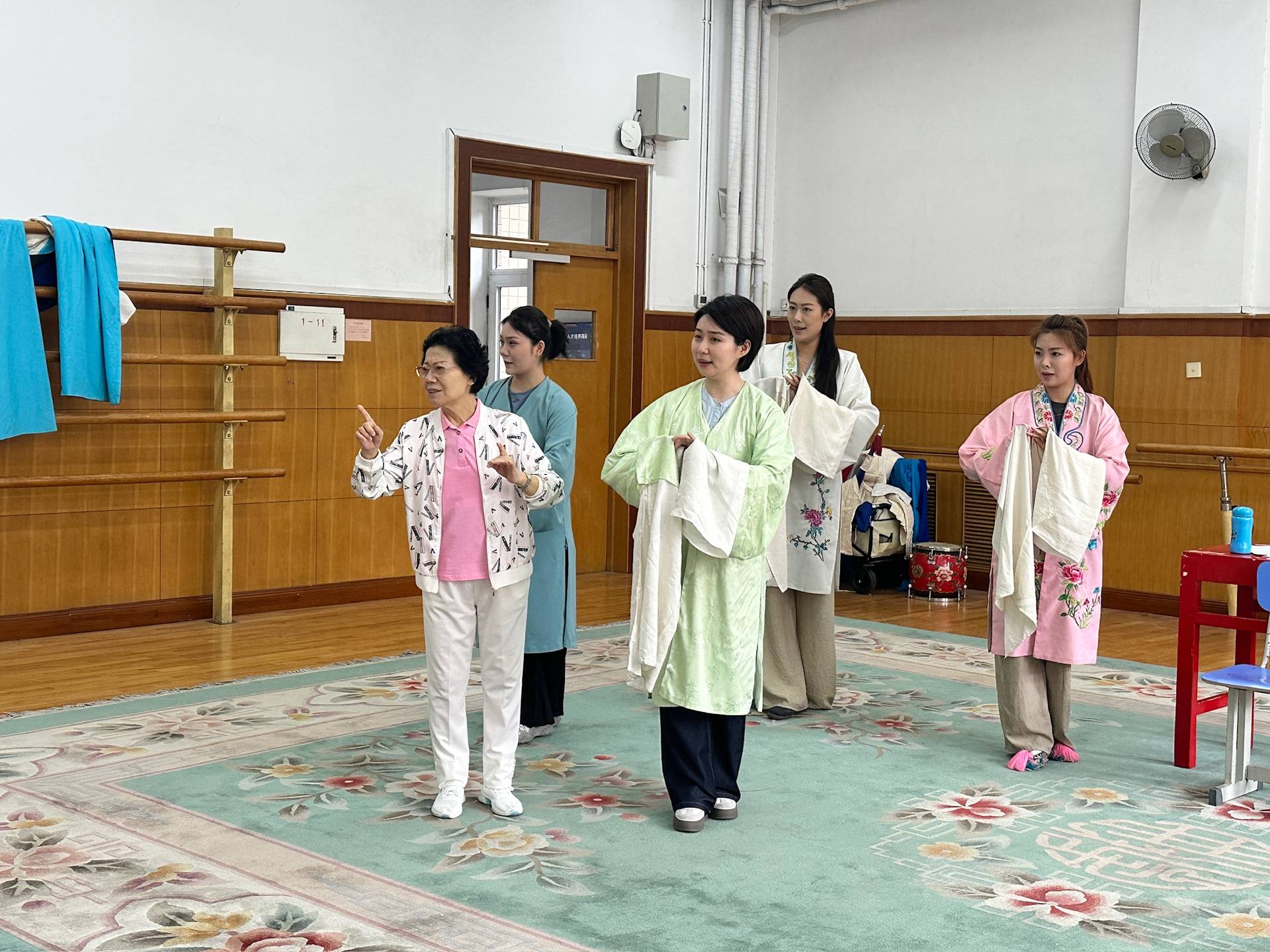 2025年6月，「京剧张（君秋）派人才培养高级研修班」课堂上的水袖教学（中国戏曲学院附中官网载）