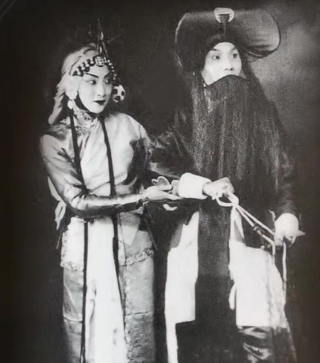 《打渔杀家》剧照：言慧珠与父亲言菊朋（央视《典藏》节目画面）