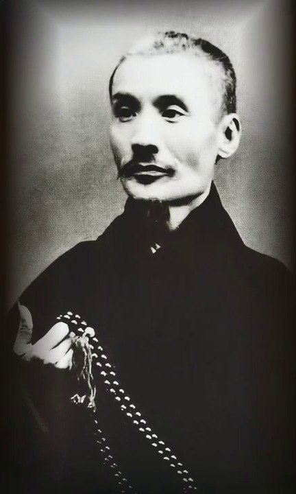 言菊朋晚年便装像（央视《典藏》节目画面）