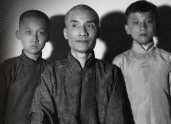 言菊朋与子合影（央视《典藏》节目画面）