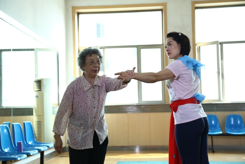 谢锐青指导学生身段（国家级非遗代表性传承人记录工作成果服务图库）