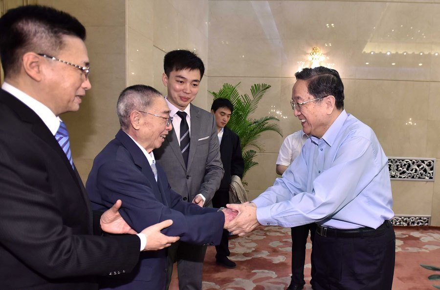 2015年6月23日，谭元寿先生舞台生活80周年座谈会在北京举行；座谈会开始前，俞正声与谭元寿亲切握手交谈（新华社记者李涛摄）