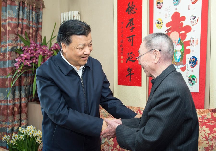 2016年2月1日，刘云山代表习近平总书记和党中央看望著名京剧表演艺术家谭元寿（新华社记者王晔摄）
